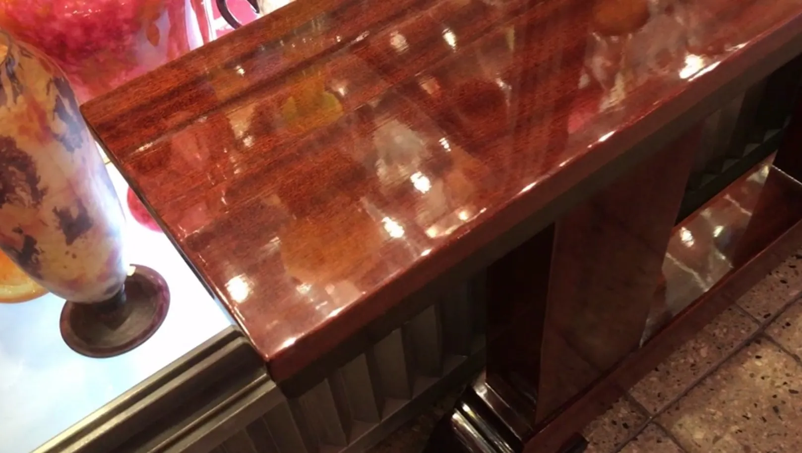 trois dresuars anciens avec une surface brillante dans un cadre décoratif