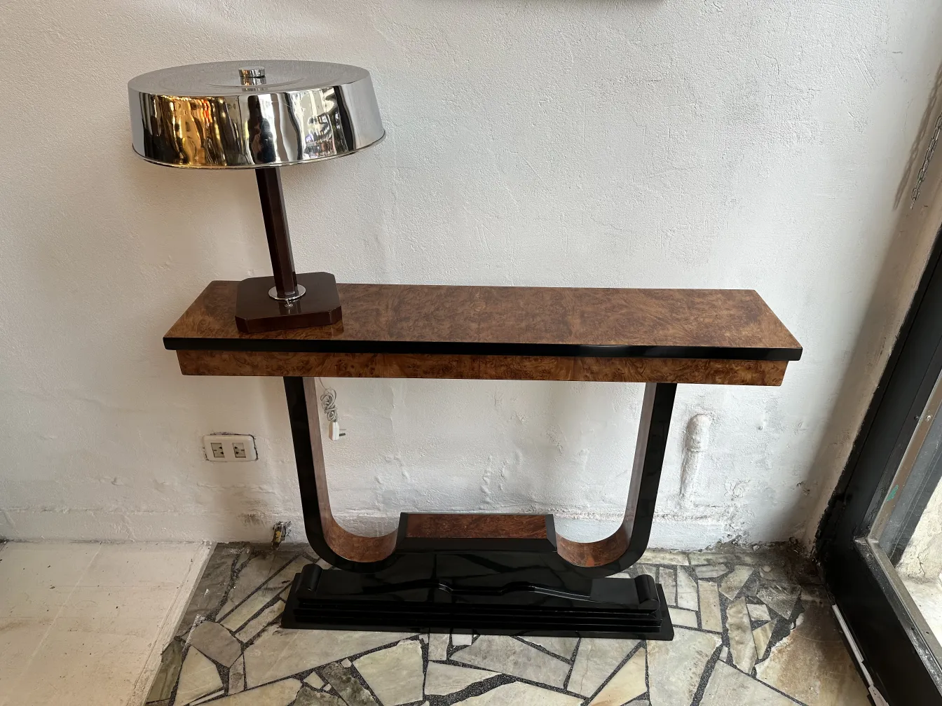 Tre mobili dresuars antichi con design decorativo e lampada