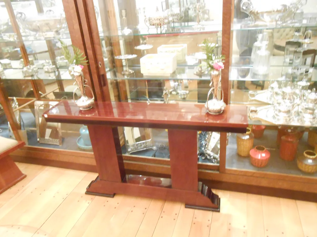 Três consoles antigos em um ambiente decorativo com flores