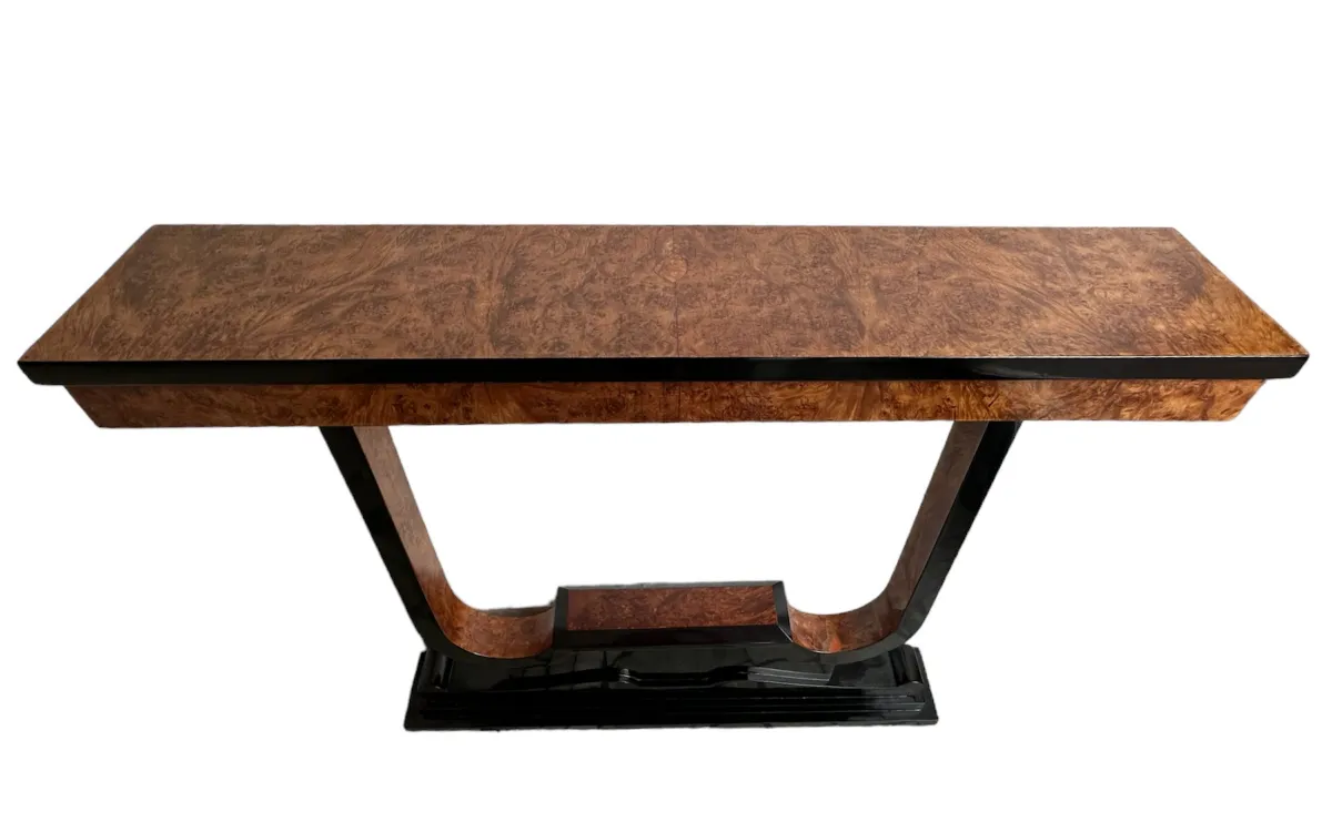 Tre console antiche con design elegante e funzionale.