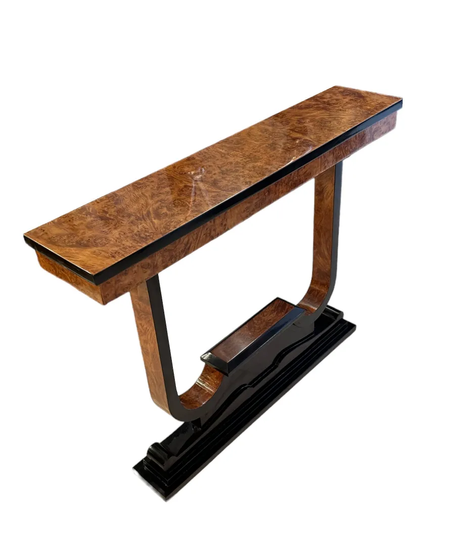 Три древние консоли с элегантной отделкой и стильным дизайном, идеально подходящие для декора.