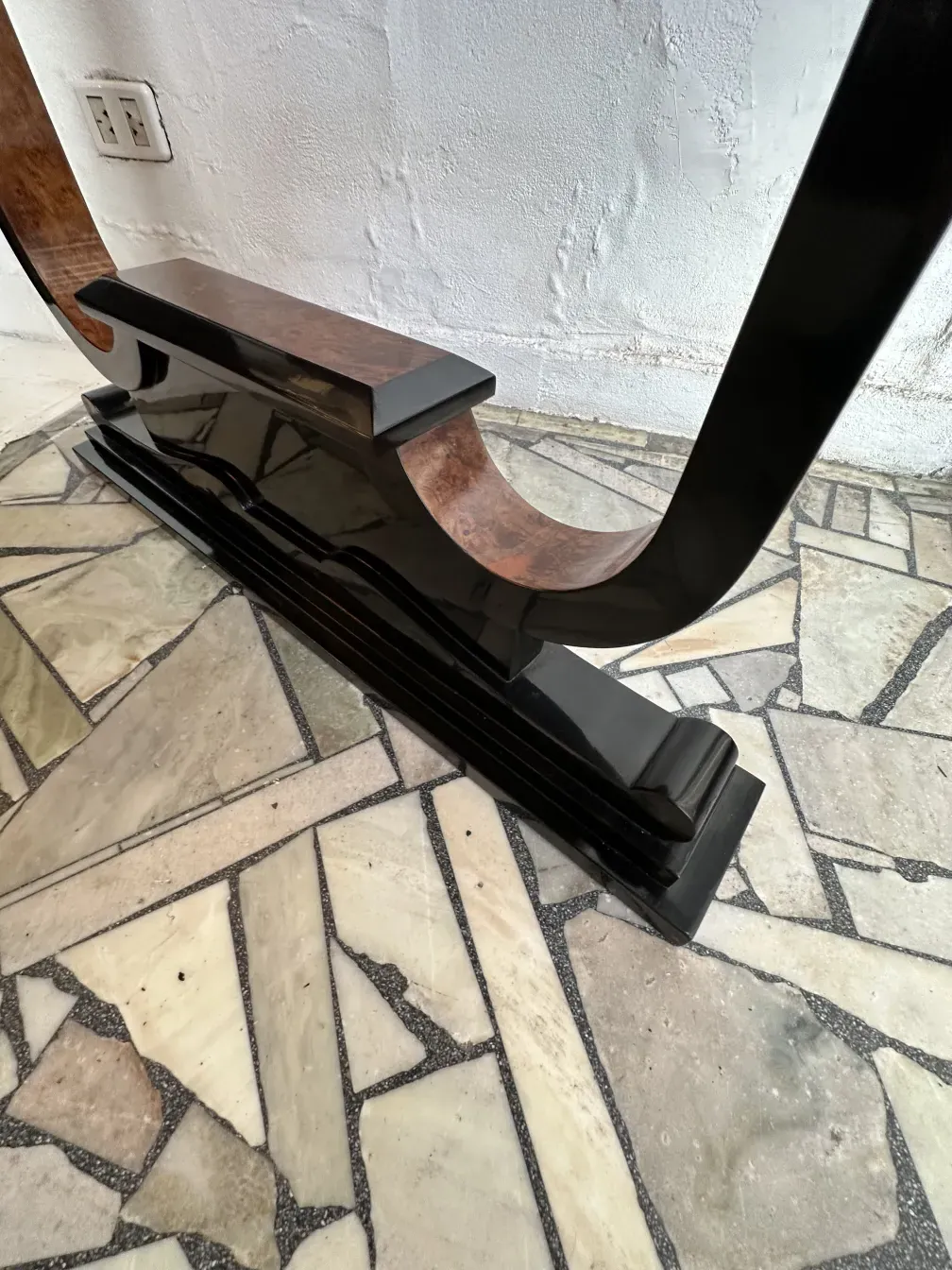 Trois dresuars anciens dans un cadre décoratif