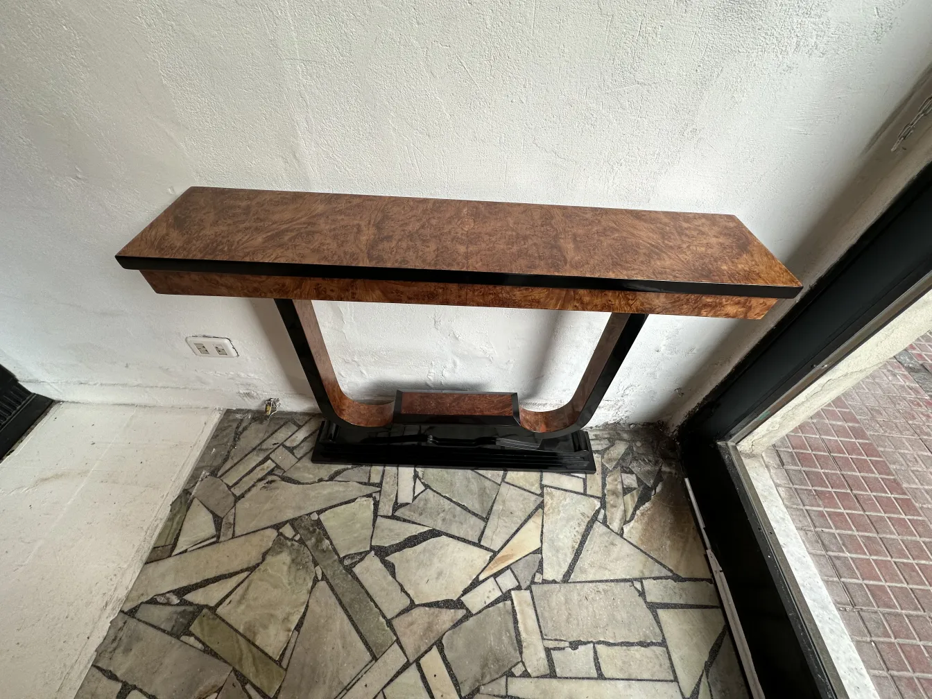 Три декоративные антикварные консоли в элегантной обстановке