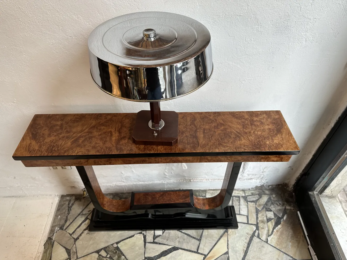 trois consoles anciennes avec lampe sur fond clair