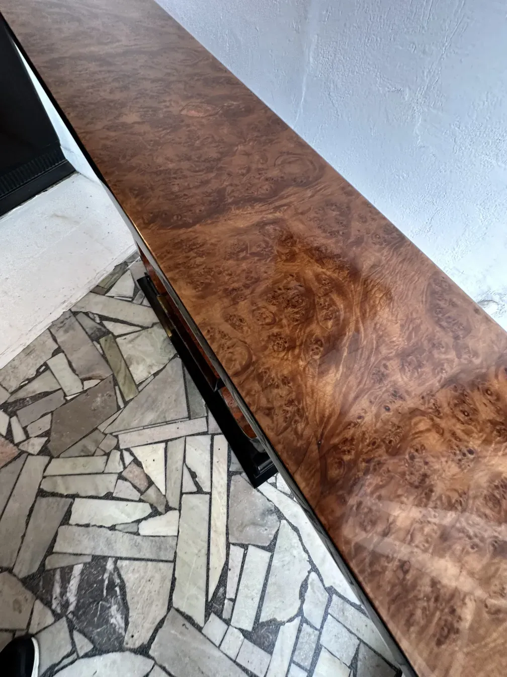 石の背景にある三台のエレガントな古いコンソールテーブルの上面