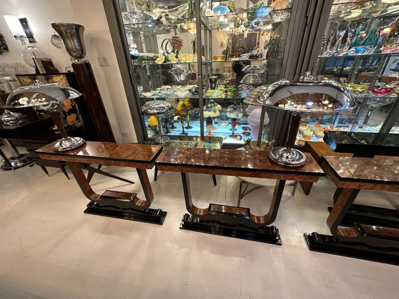 tres consolas antiguas en ambiente vintage