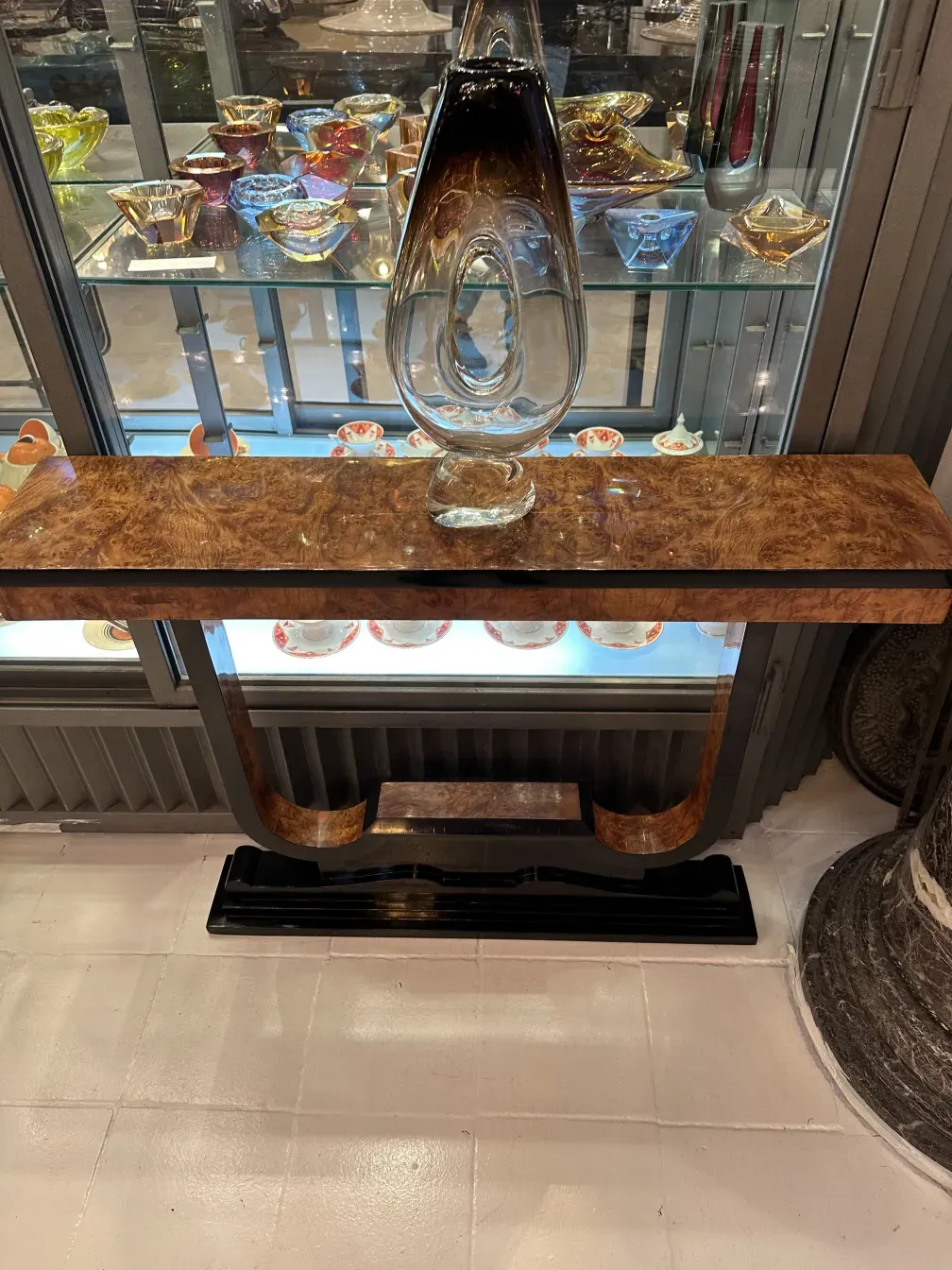 古董控制台桌与装饰性花瓶一起展示