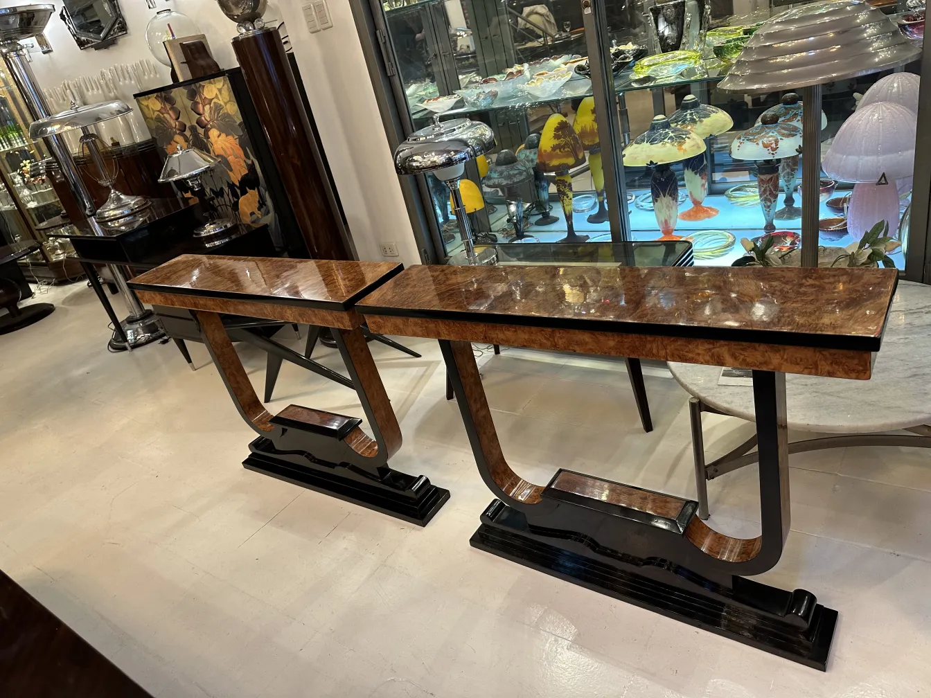 Tres consolas antiguas con superficie brillante y detalles elegantes