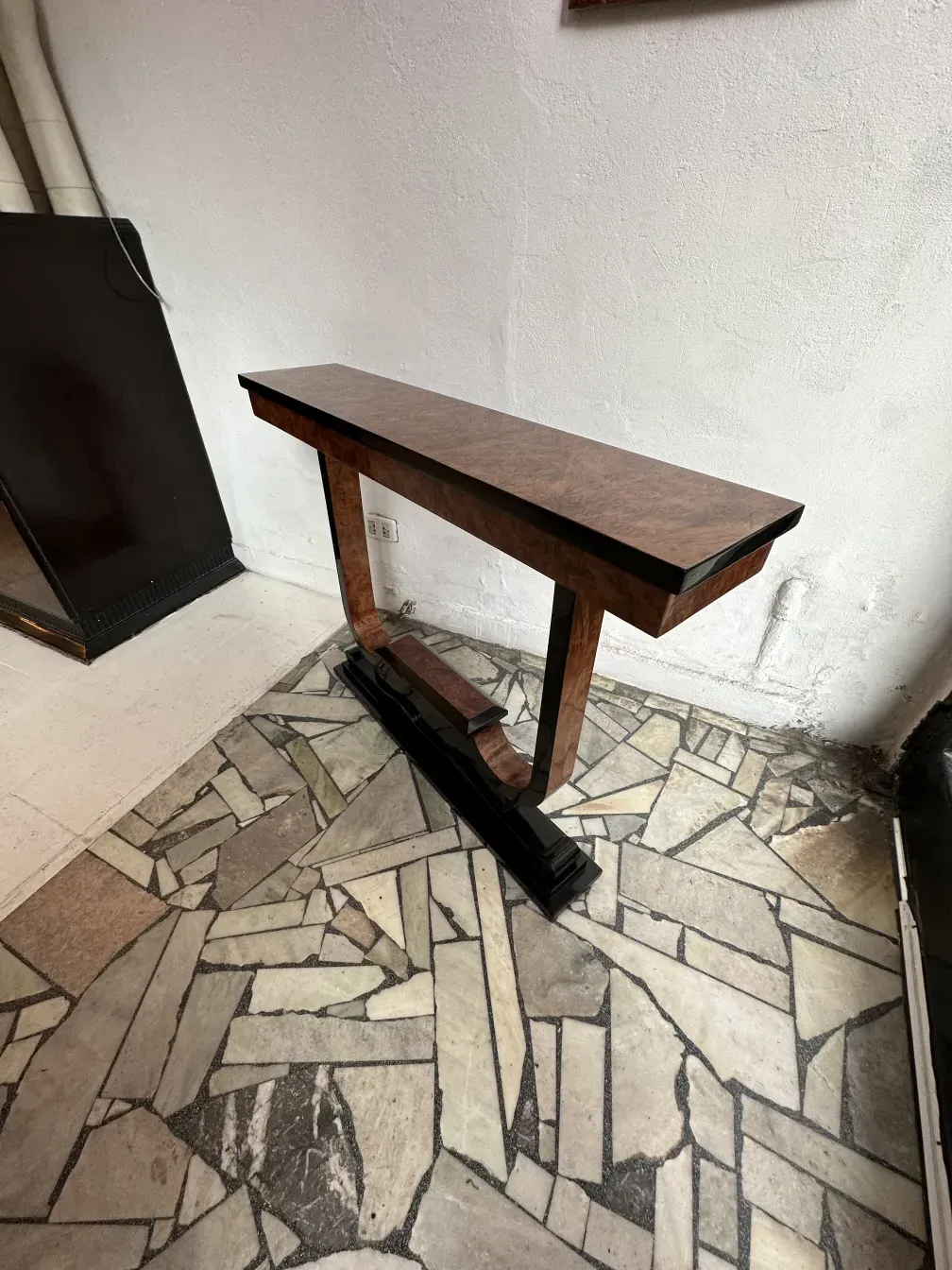 três consoles antigas em um ambiente decorativo