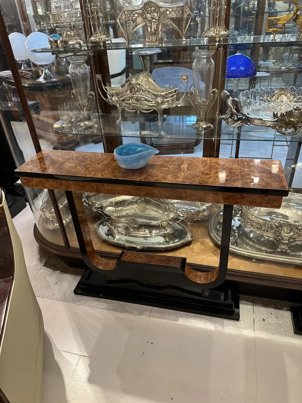 Conjunto de tres consolas antiguas en vitrina