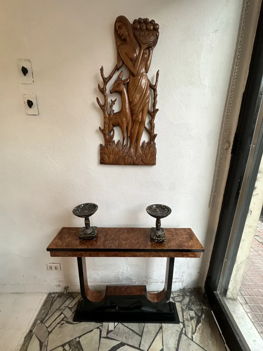 Trois consoles anciennes avec un design élégant et des détails décoratifs.