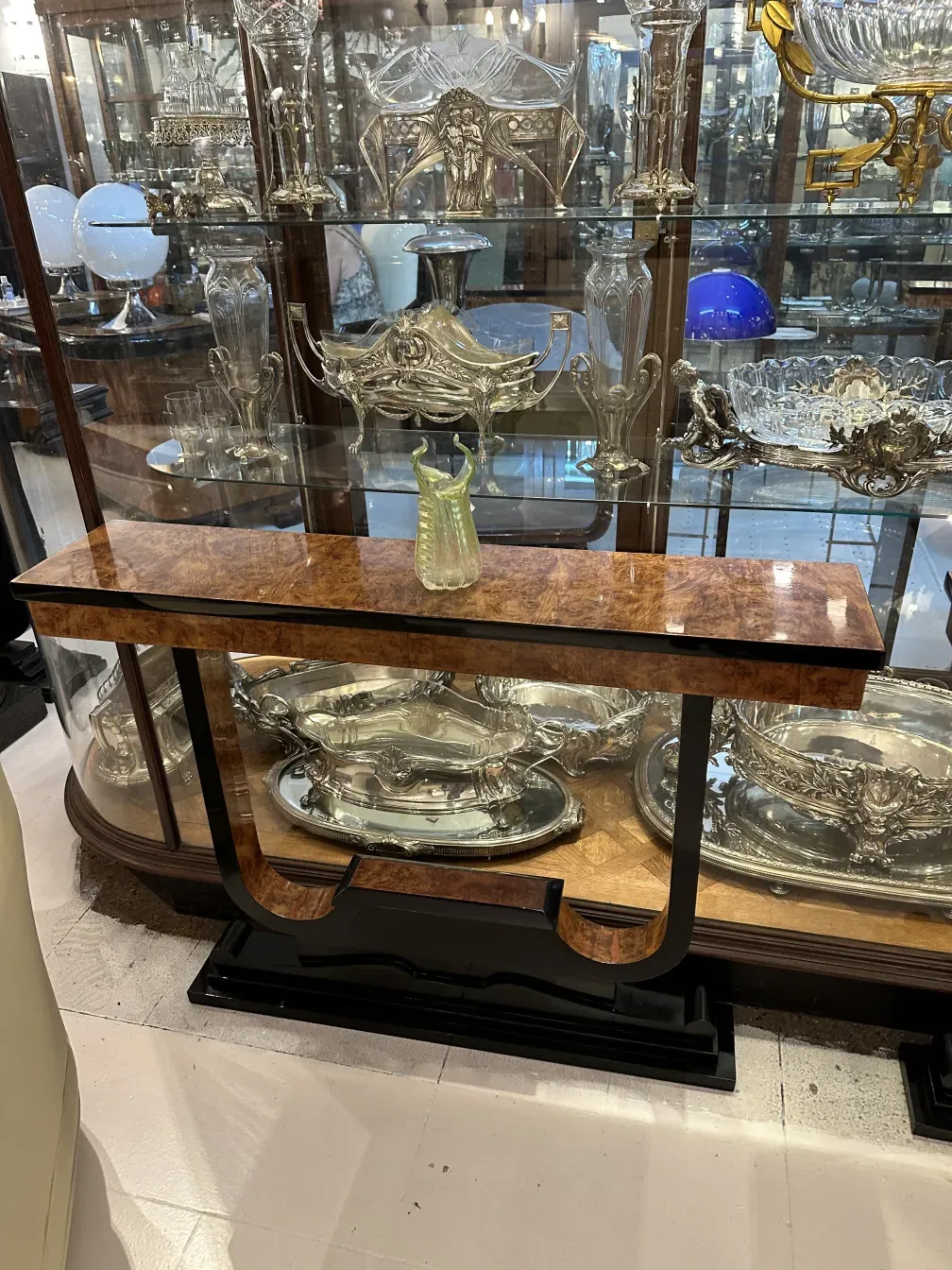 três consolas antigas com detalhes decorativos