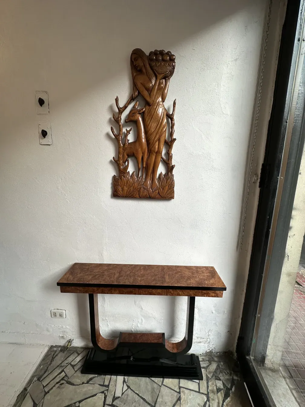 tres consolas antiguas con detalles únicos en un ambiente elegante