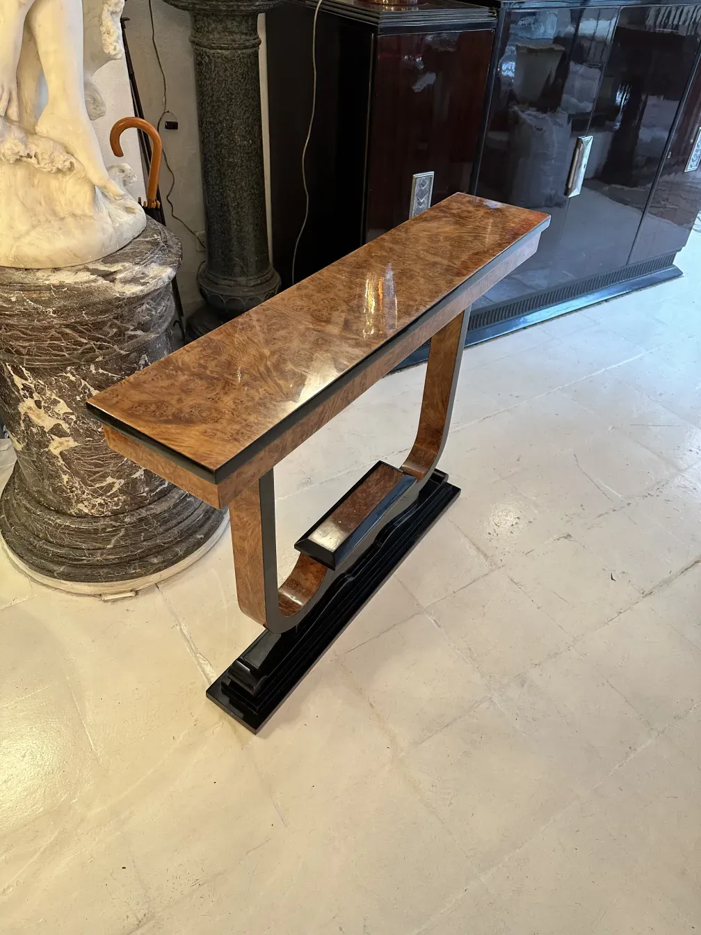 明るい部屋に三台の古いコンソールテーブルがあります。