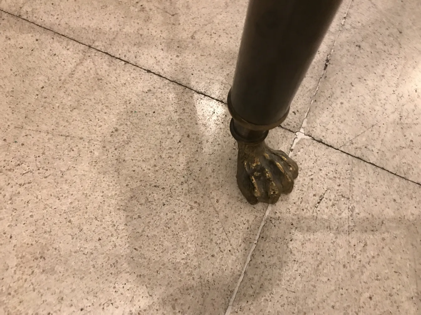 détails dorés des pieds de consoles antiques