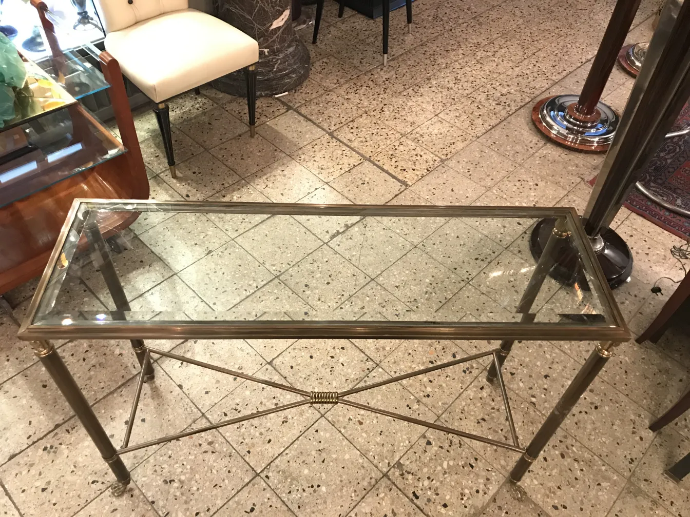 Tres consolas antiguas en un entorno elegante