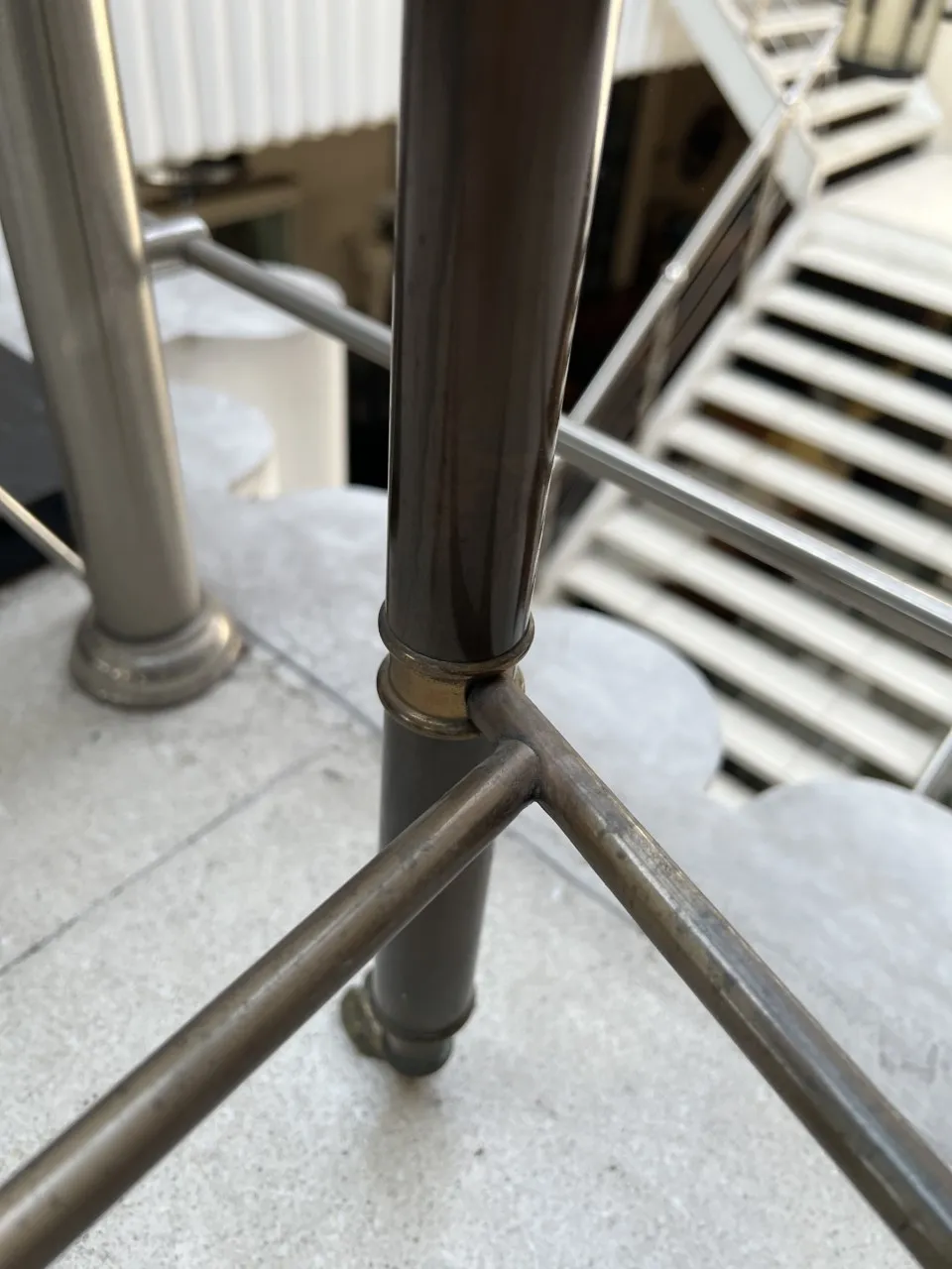 ثلاث طاولات وحدة التحكم العتيقة في بيئات أنيقة