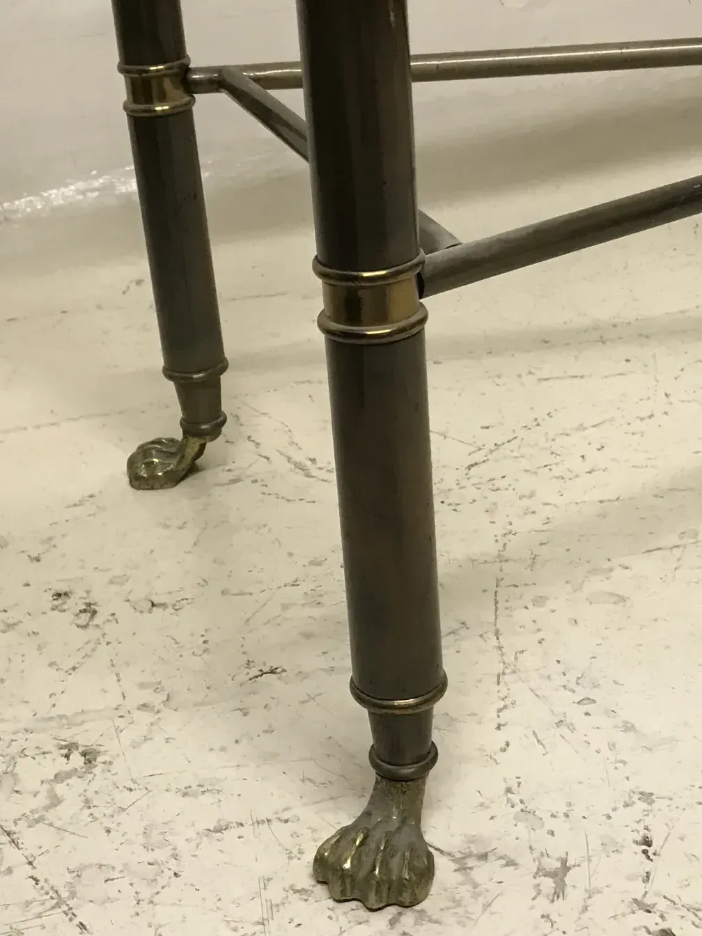 Três consolas antigas com pernas decorativas em forma de garras.