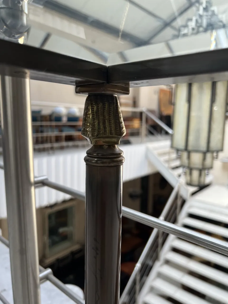 エレガントなアンティークコンソールテーブル三台、現代的な環境に。