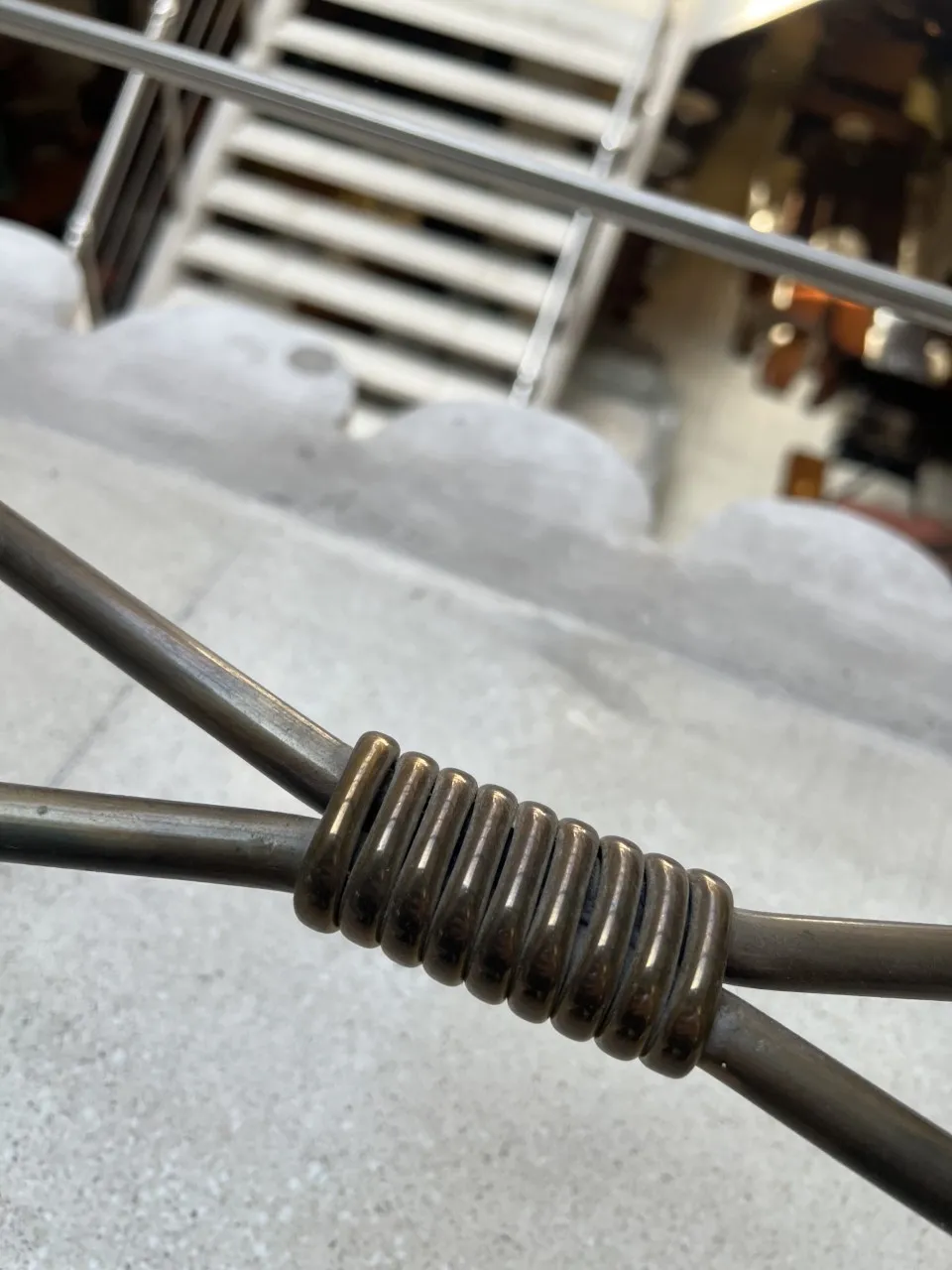 Три антикварные консоли в элегантной обстановке