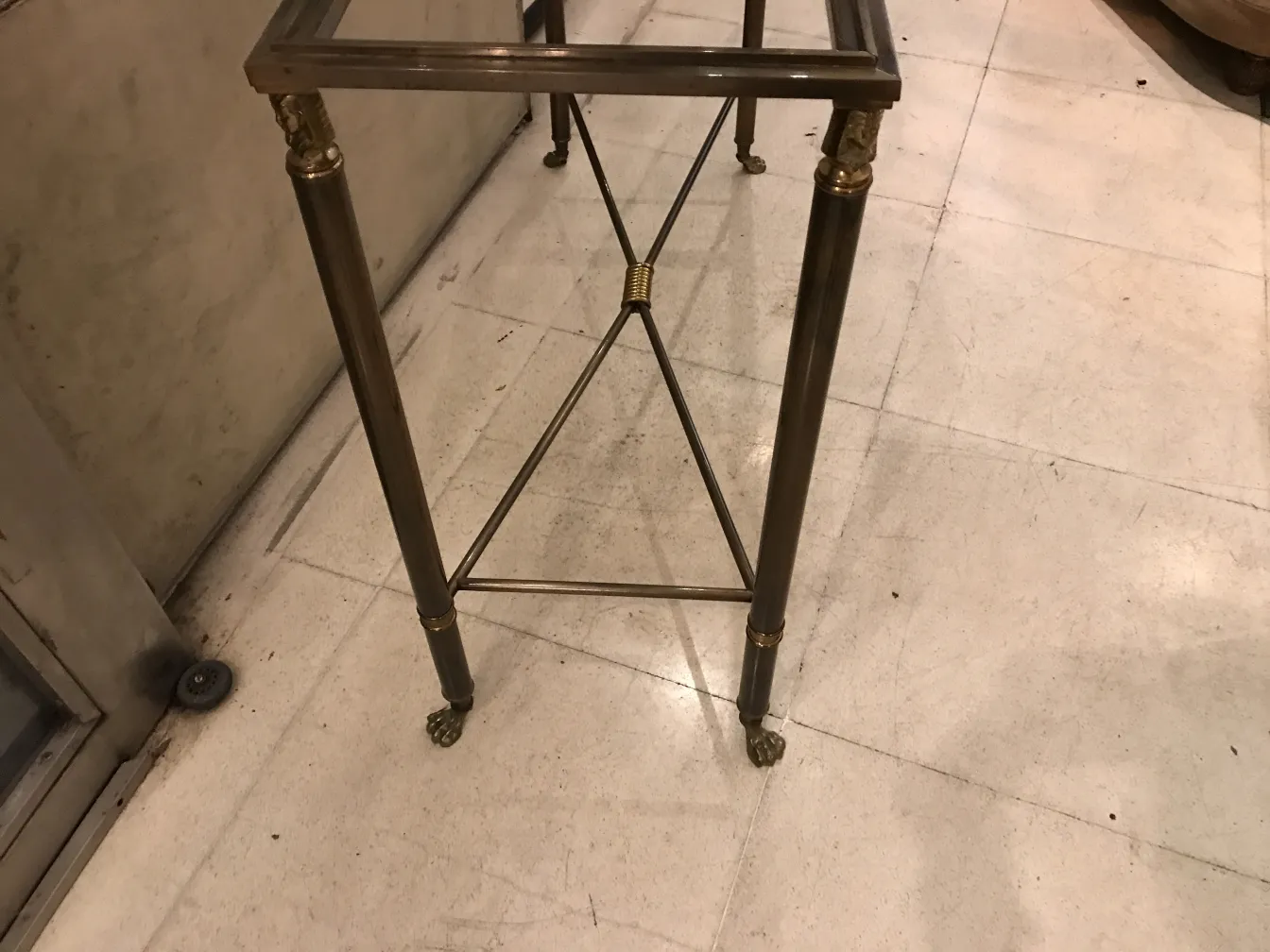 Drei dekorative antike Konsolen mit eleganten Beinen in einem klassischen Umfeld.