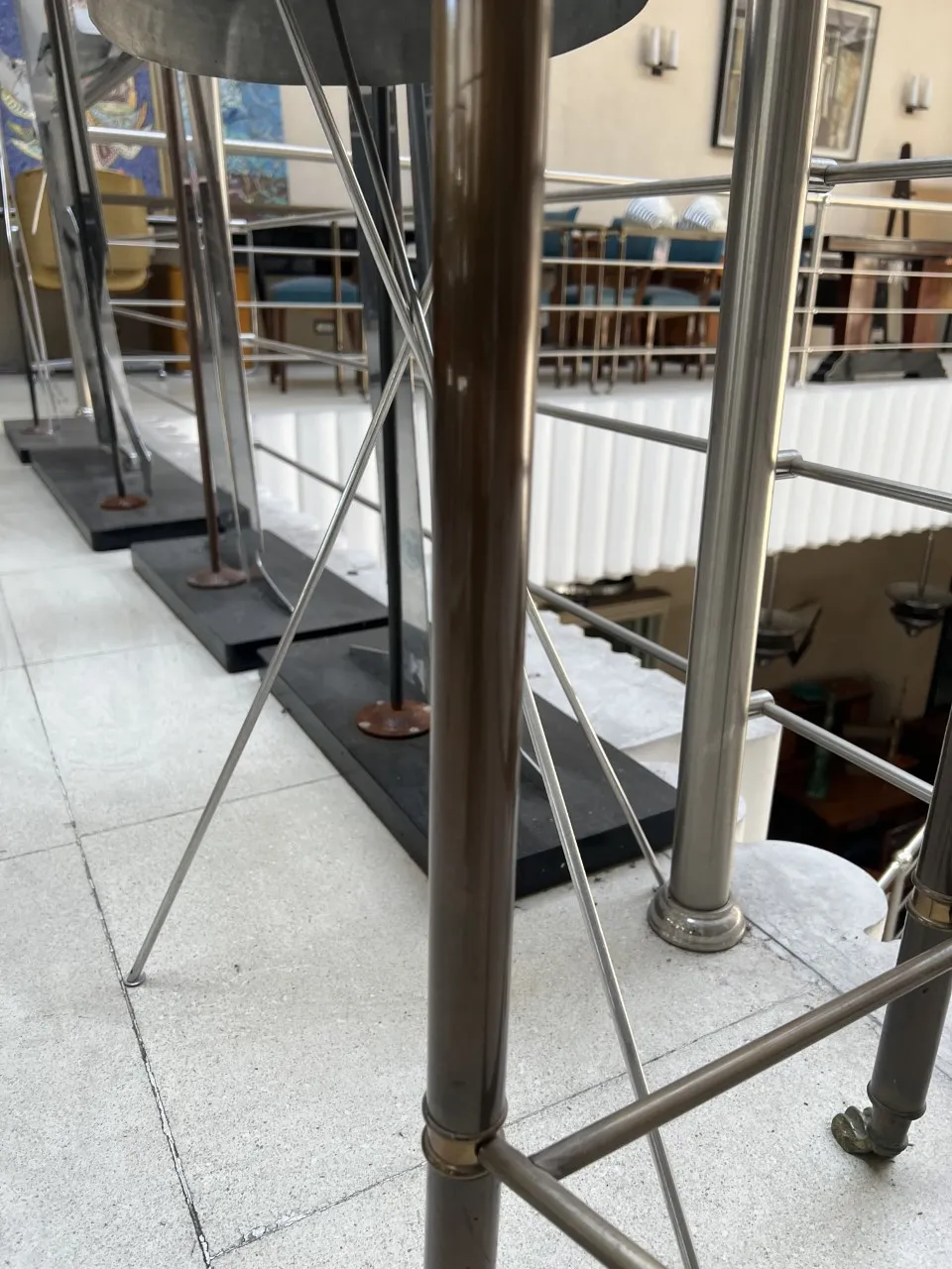 vue de trois dressoirs anciens disposés dans un cadre élégant