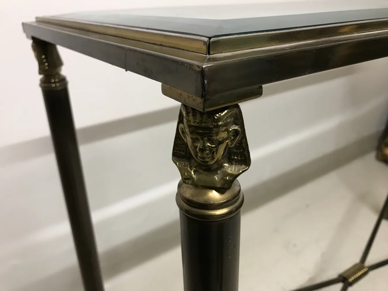 Três consolas antigas com detalhes únicos e estrutura elegante.