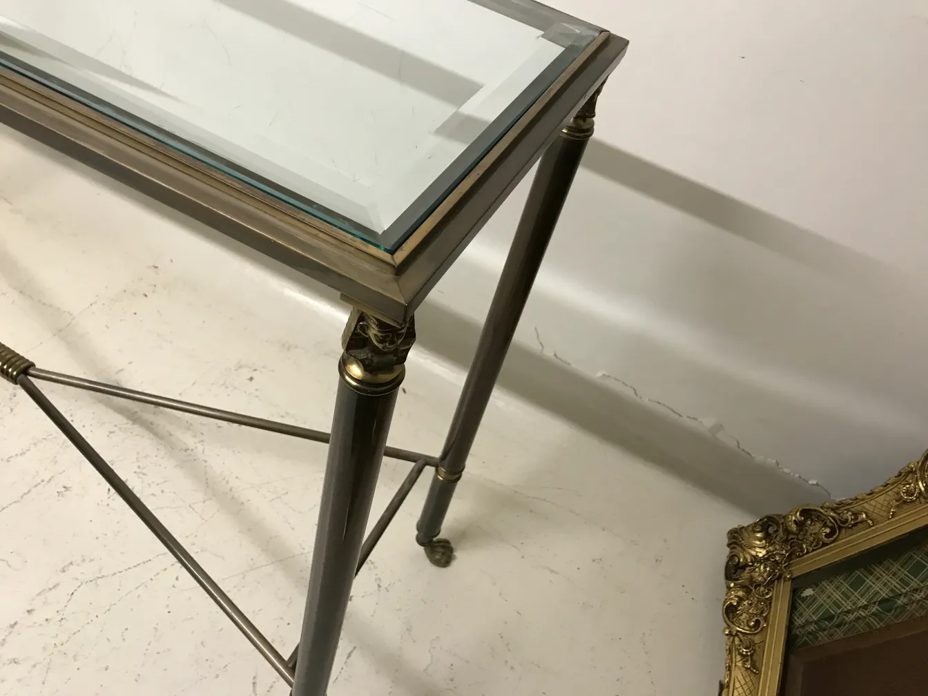 Tre mobili dresuars antichi con eleganti gambe in metallo.