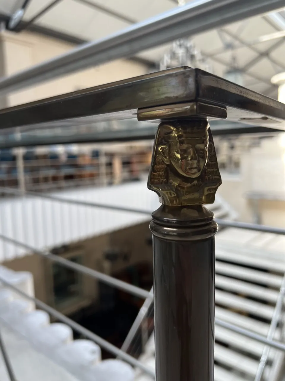 Três consolas antigas com detalhes de design faraônico