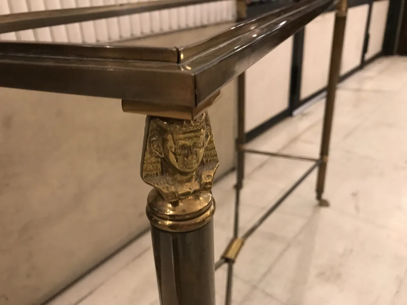 Trois dresuars anciens avec un design décoratif, ambiance élégante