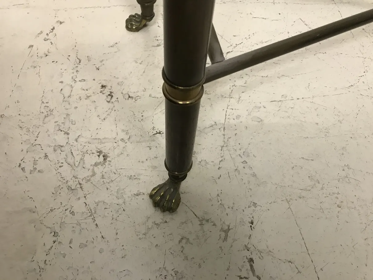 동물 발 모양의 장식 다리가 있는 세 개의 고전 콘솔 테이블.