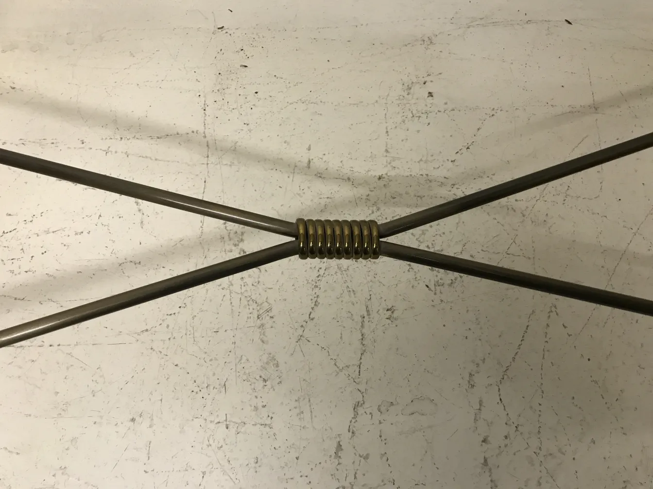 三张古董装饰控制台桌，背景明亮