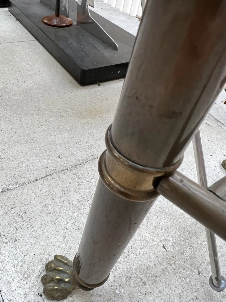 Три антикварных дрессуара с декоративными ножками.