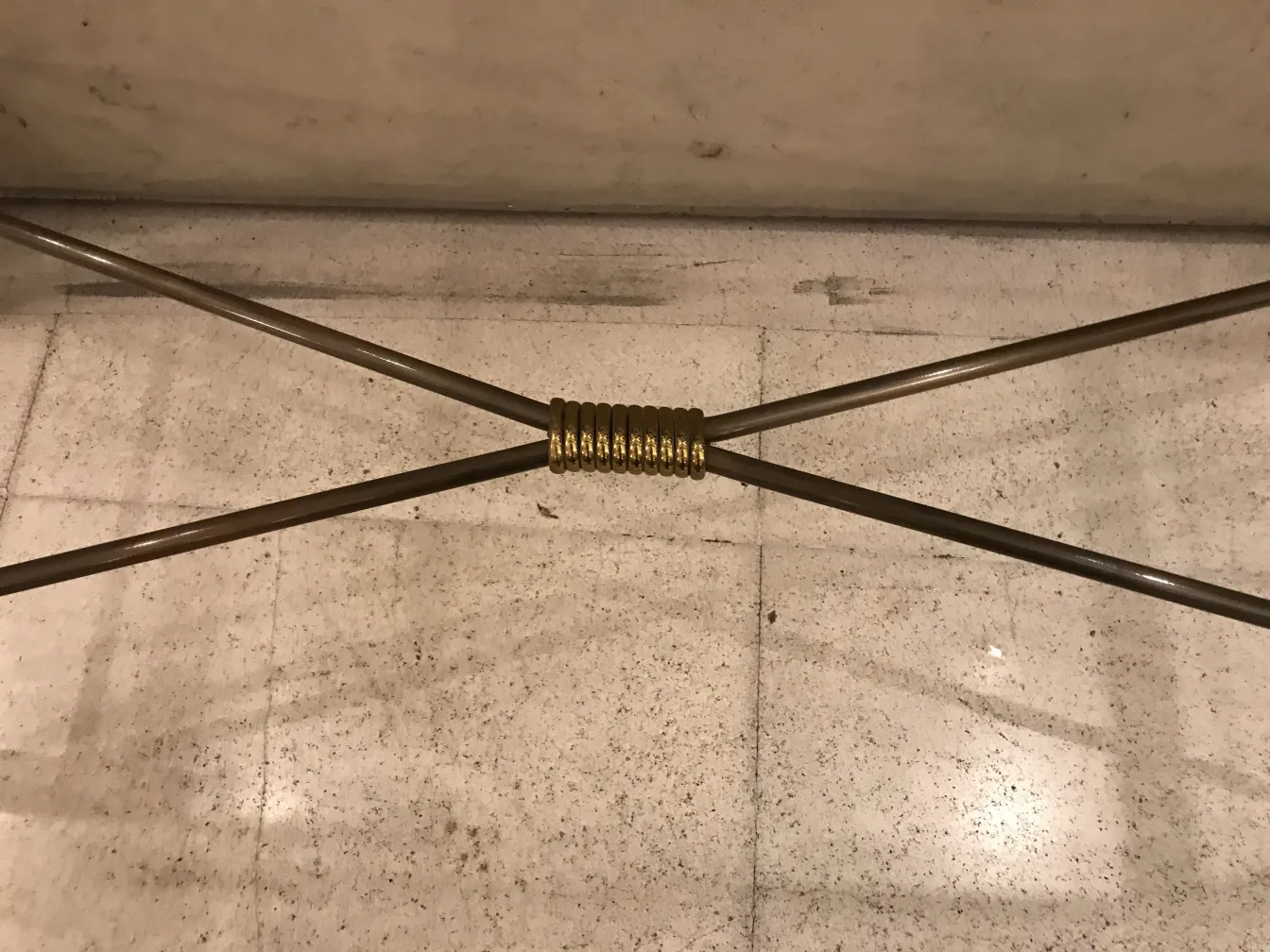 drei antike Konsolen mit gekreuzter Basis und goldenen Details