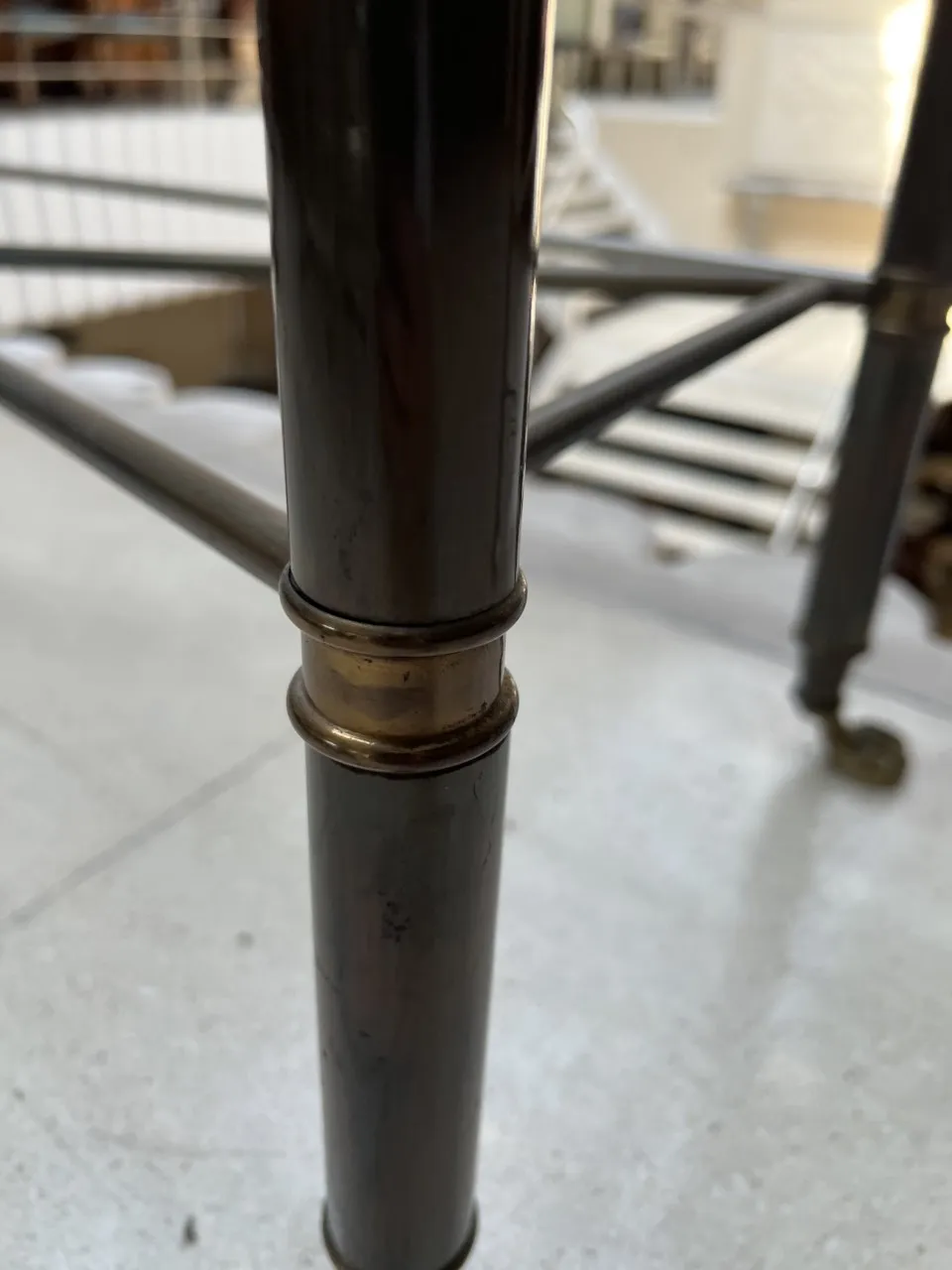 우아한 환경에 있는 고풍스러운 콘솔 테이블 세 개, 클로즈업