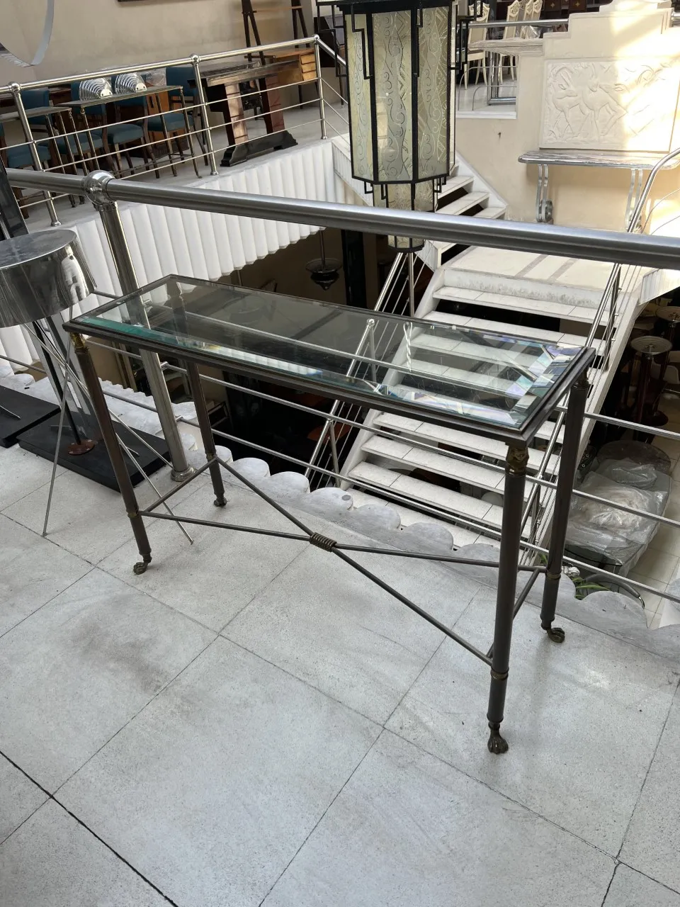 Trois consoles antiques de mobilier dans une maison élégante.