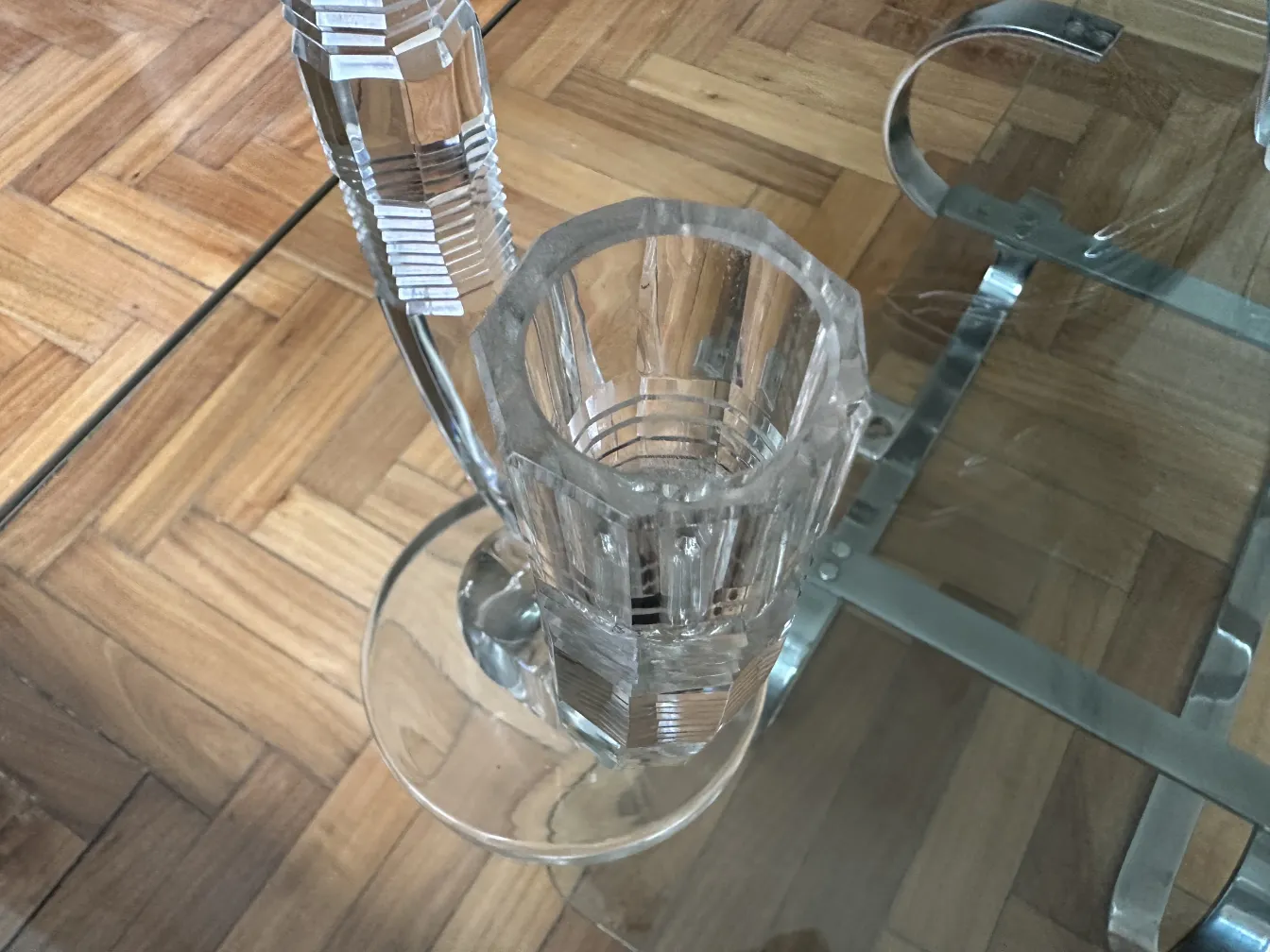 candelabro antigo de cristal com detalhes elegantes