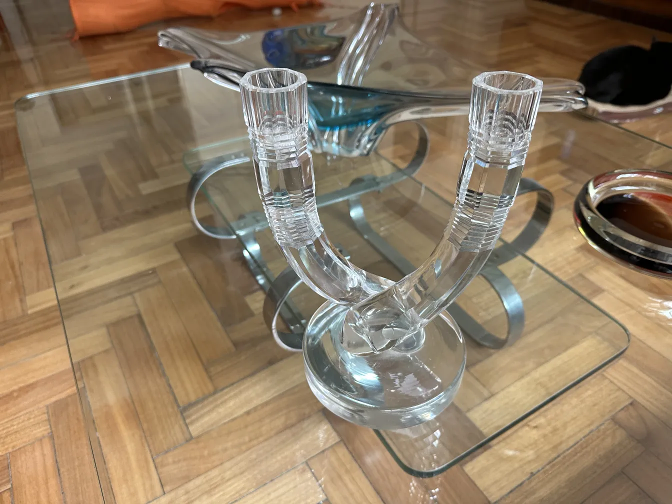 Castiçal antigo com braço duplo em um ambiente moderno