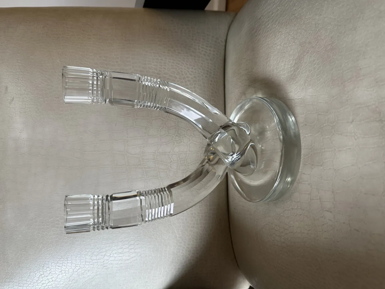 candelabro antico in cristallo con due bracci a forma di Y