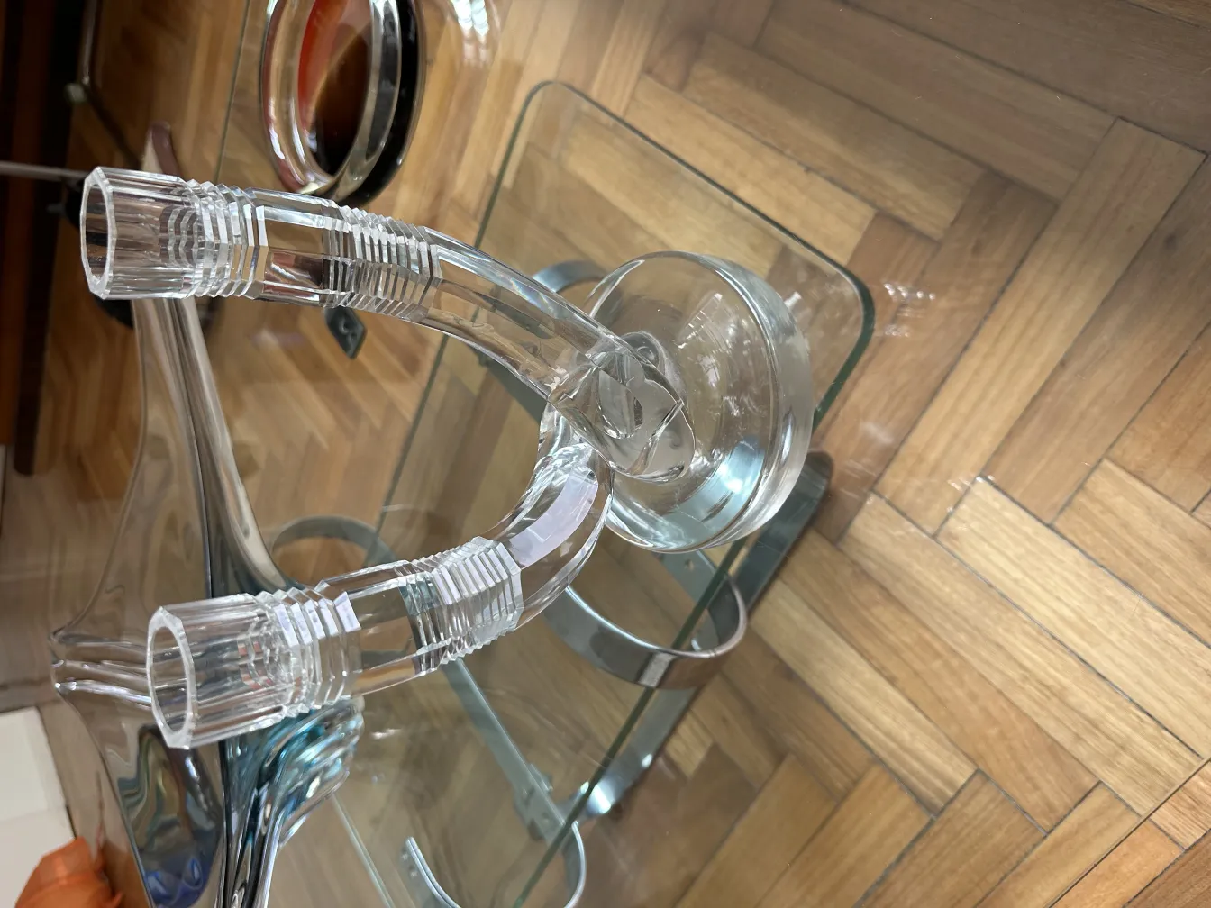 candelabro antigo com braços curvados e detalhes