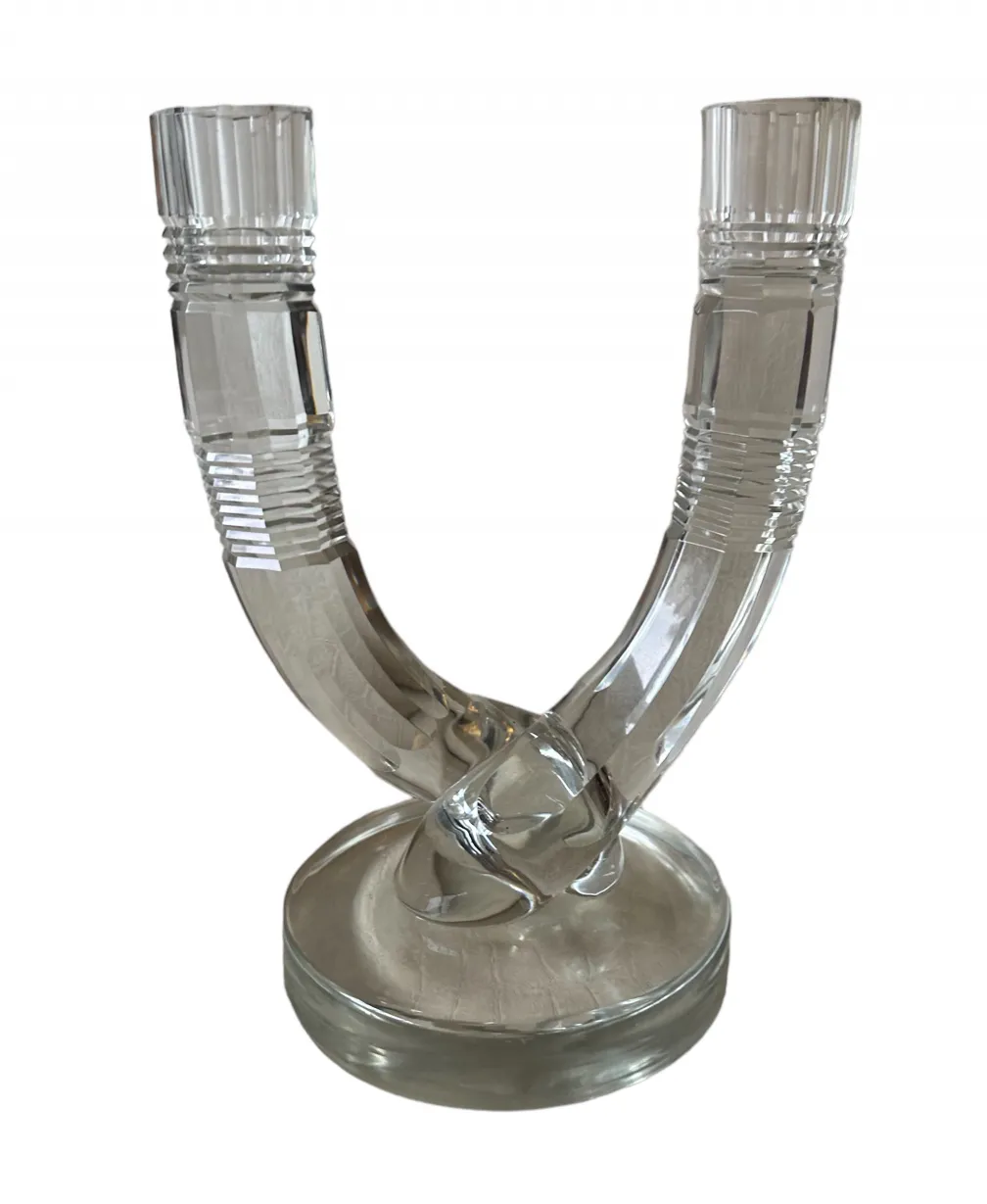 Candelabro antiguo transparente con dos brazos, elegante diseño curvado.