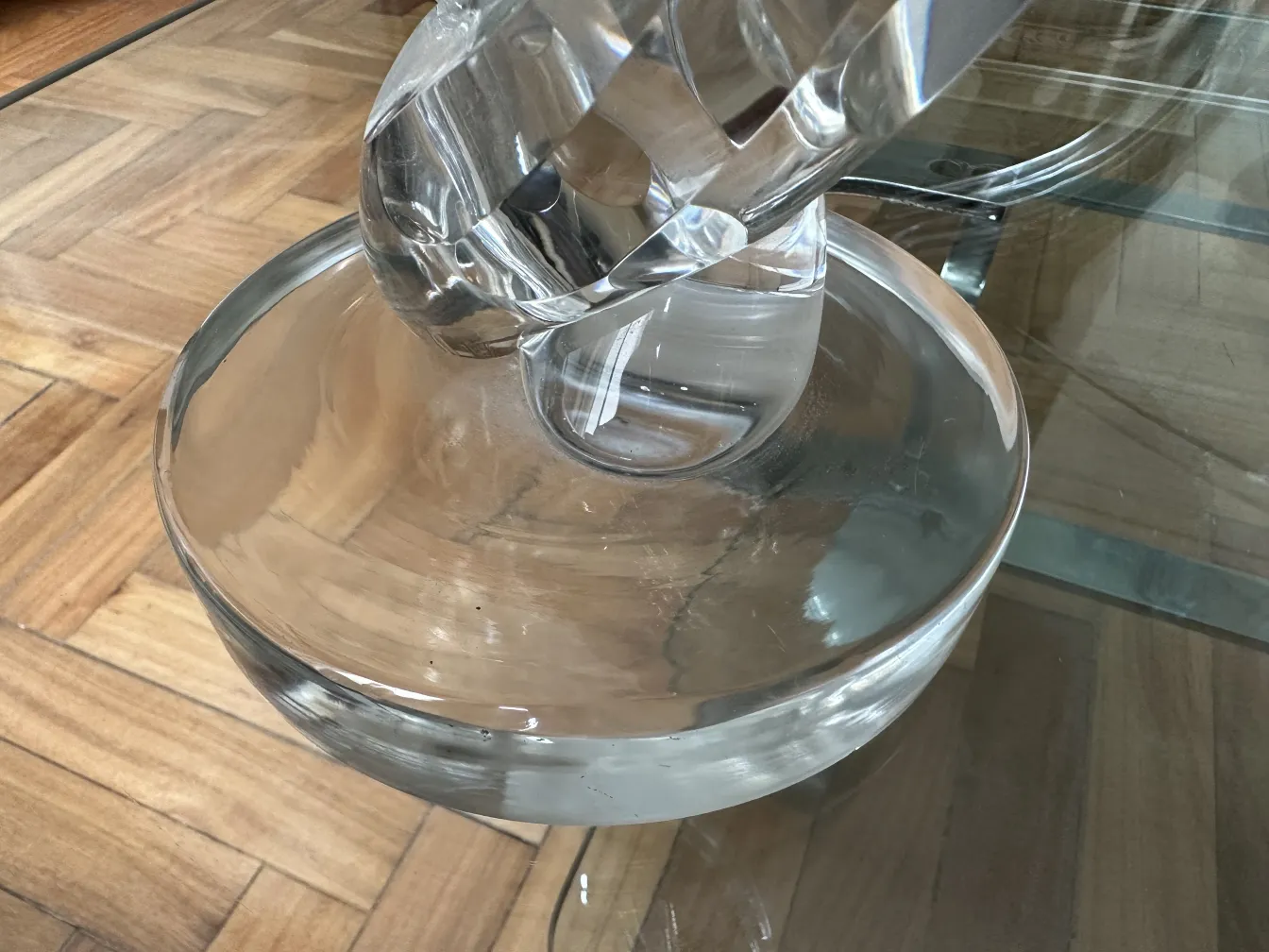 candelabro antico in un ambiente accogliente