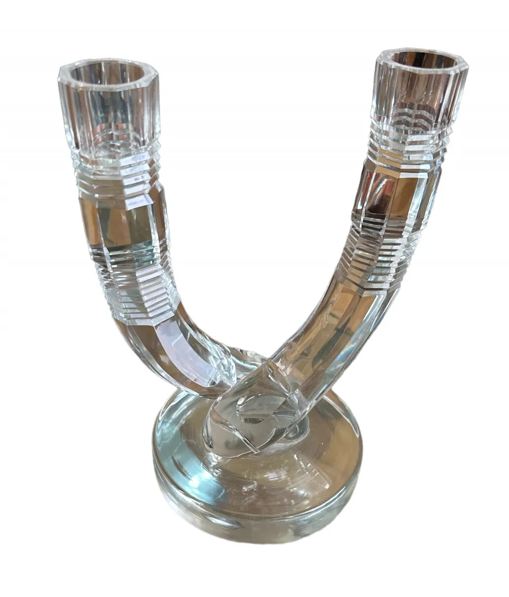 candelabre ancien en cristal avec deux bras élégants, dans un cadre classique