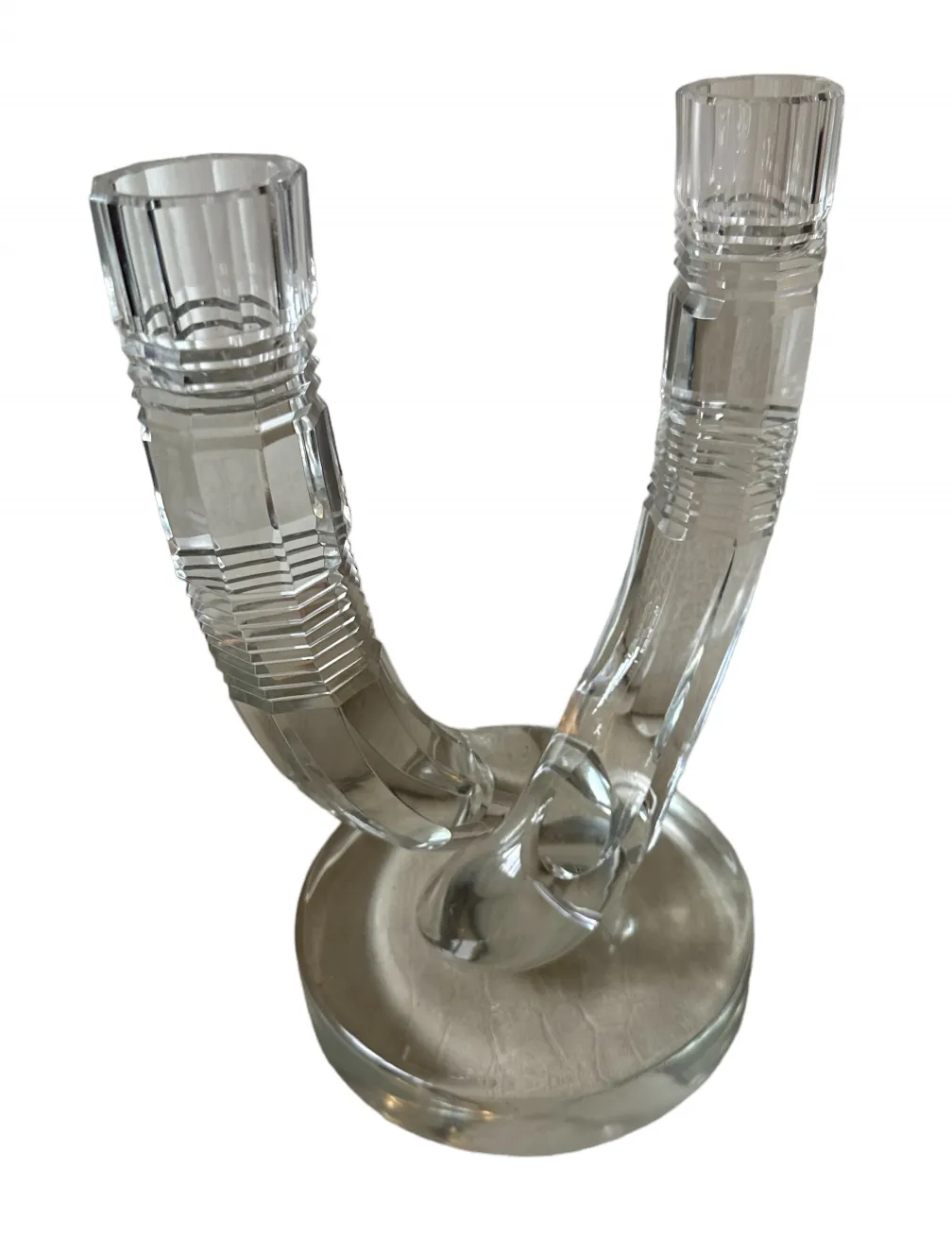 candelabre ancien en verre avec forme élégante et deux bras, dans un cadre minimaliste