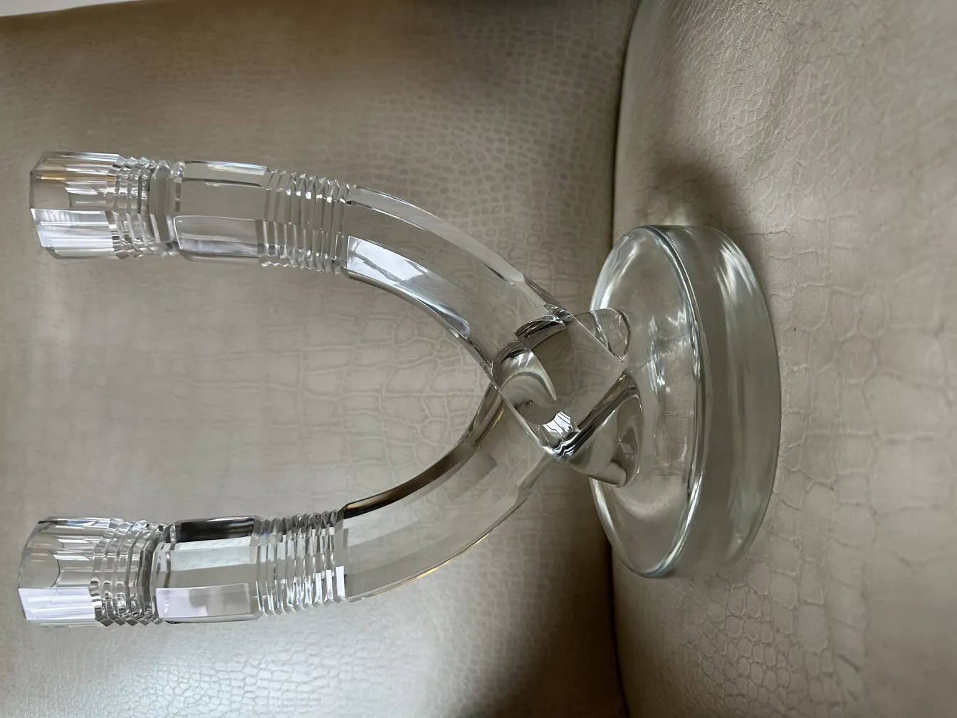 Candelabro antico in vetro con bracci curvi e base rotonda