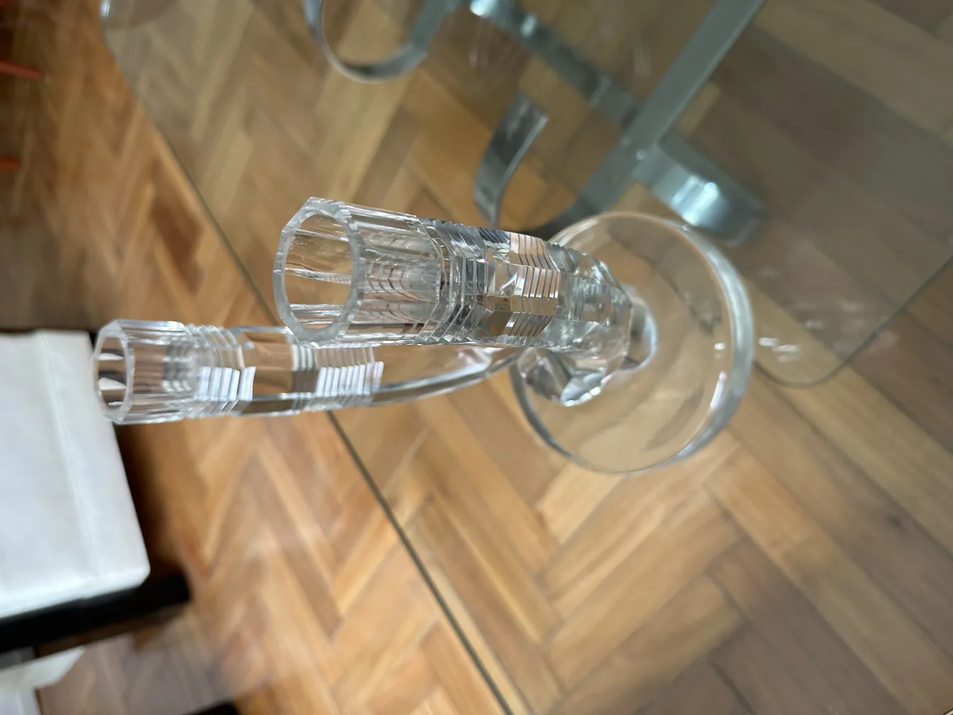 Candelabro antiguo con forma elegante y detalles únicos. Ambientes acogedores.