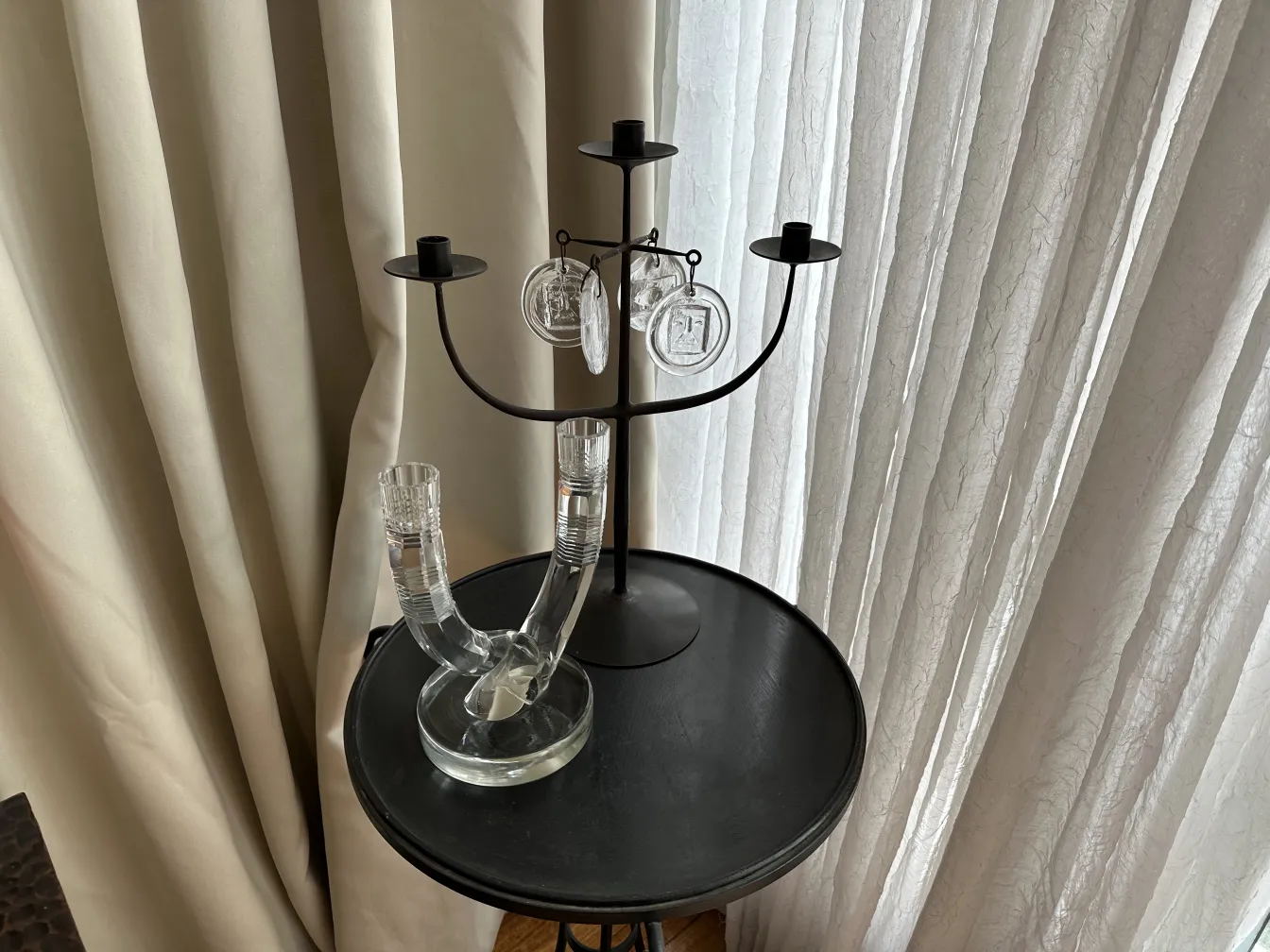 candelabro antiguo con soporte negro y velas