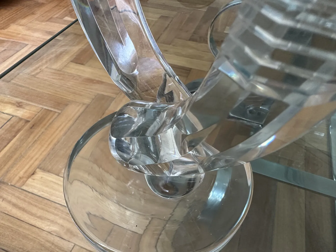 candelabro antigo com design elegante sobre mesa de madeira