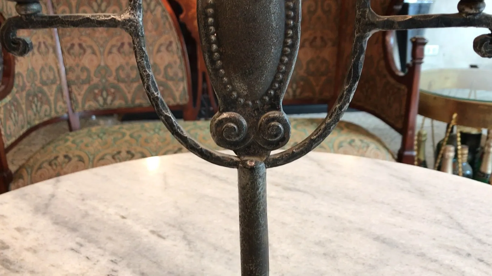 Candelabro antiguo decorativo con detalles elegantes en la base