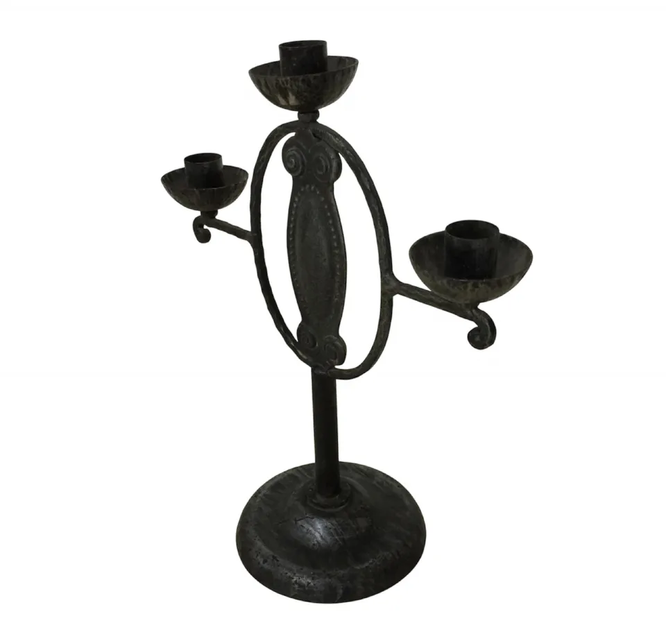 Candelabro antiguo de metal con tres receptáculos para velas